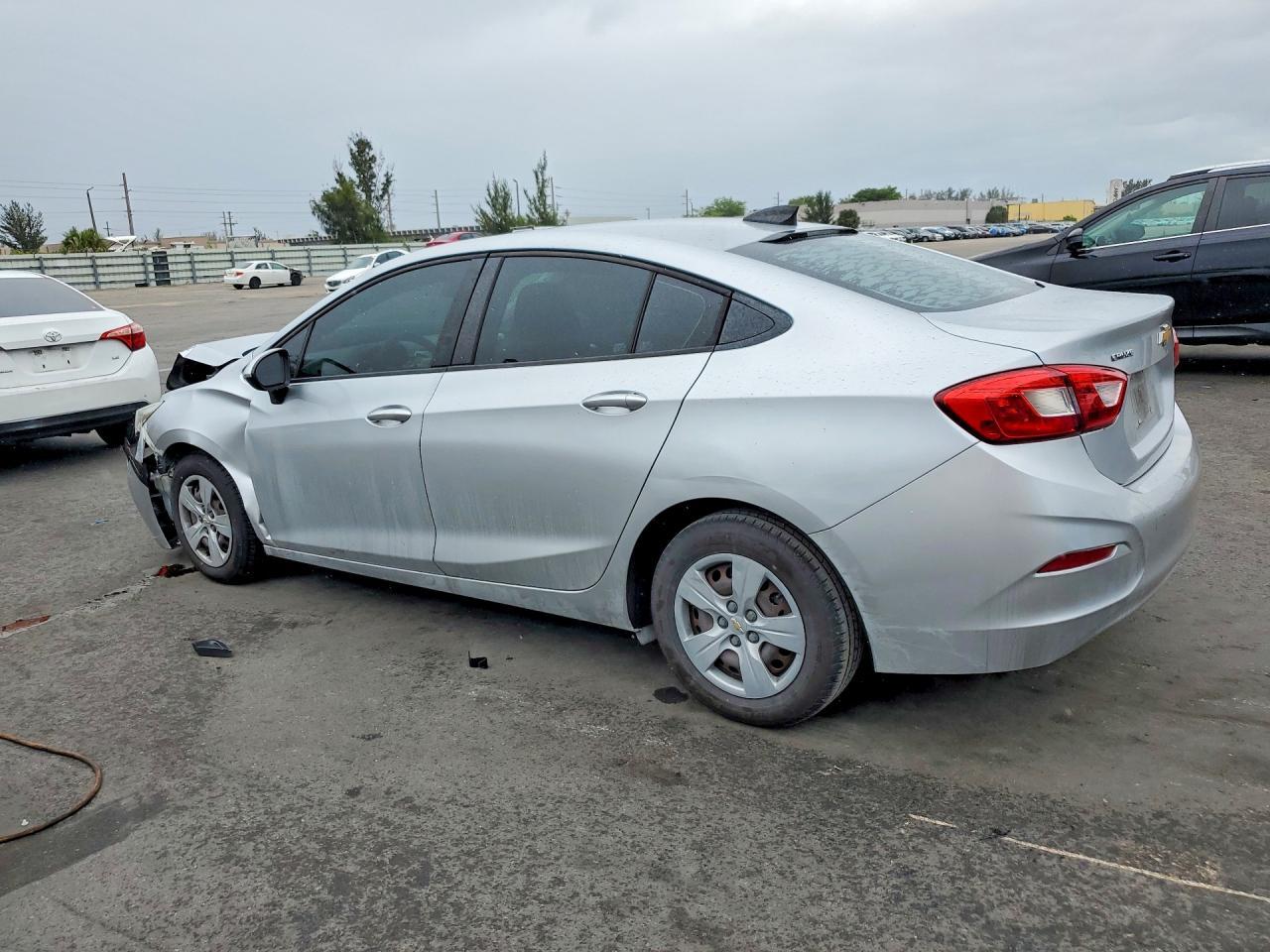 2018 Chevrolet Cruze Ls - zdjęcie 2