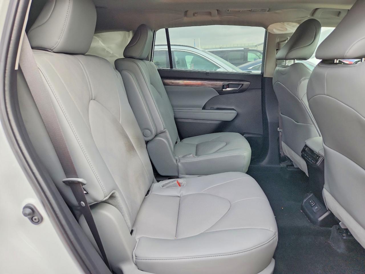 2025 Toyota Highlander Platinum - zdjęcie 10