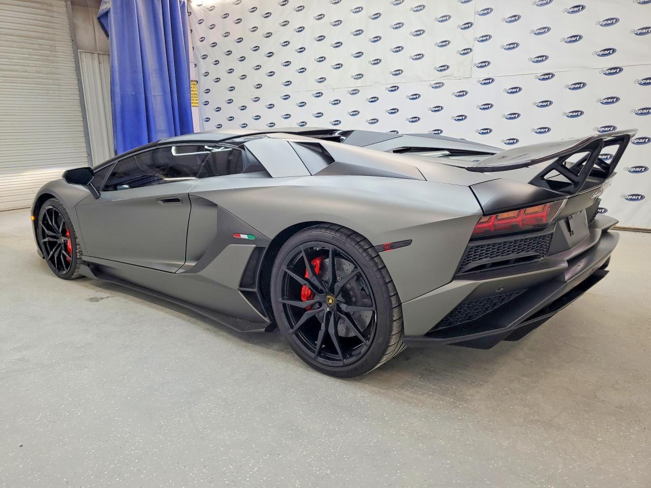 2019 Lamborghini Aventador S - zdjęcie 2