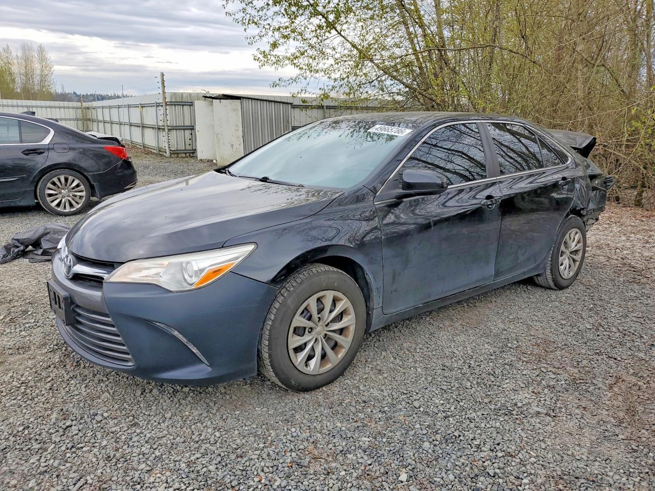 2017 Toyota Camry Le - zdjęcie główne