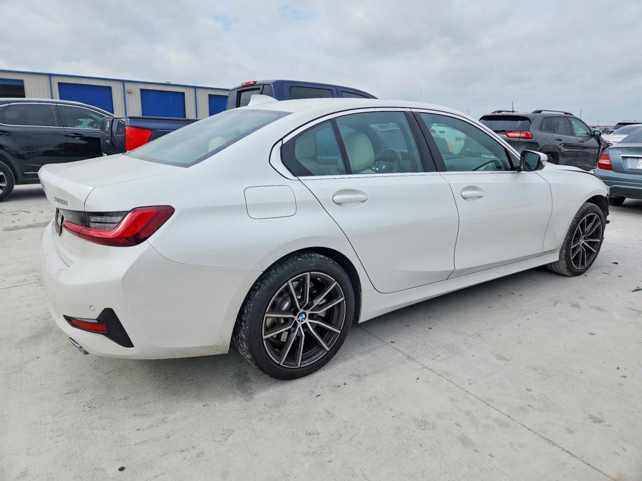 2022 BMW 330I - zdjęcie 3