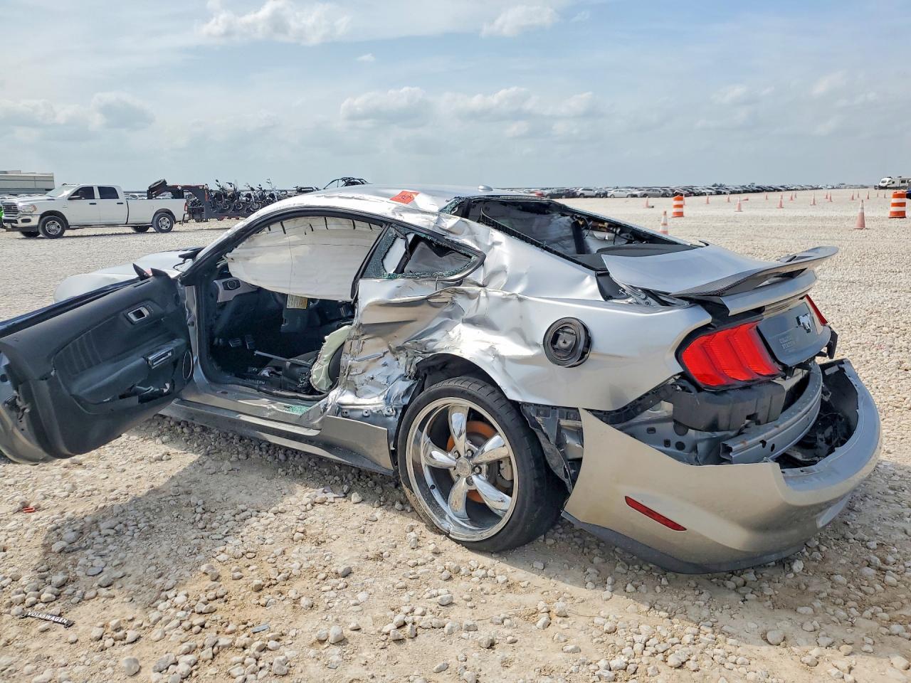 2020 Ford Mustang - zdjęcie 2