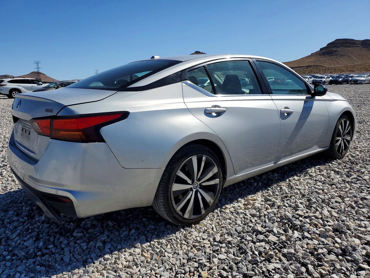2021 Nissan Altima Sr - zdjęcie 3