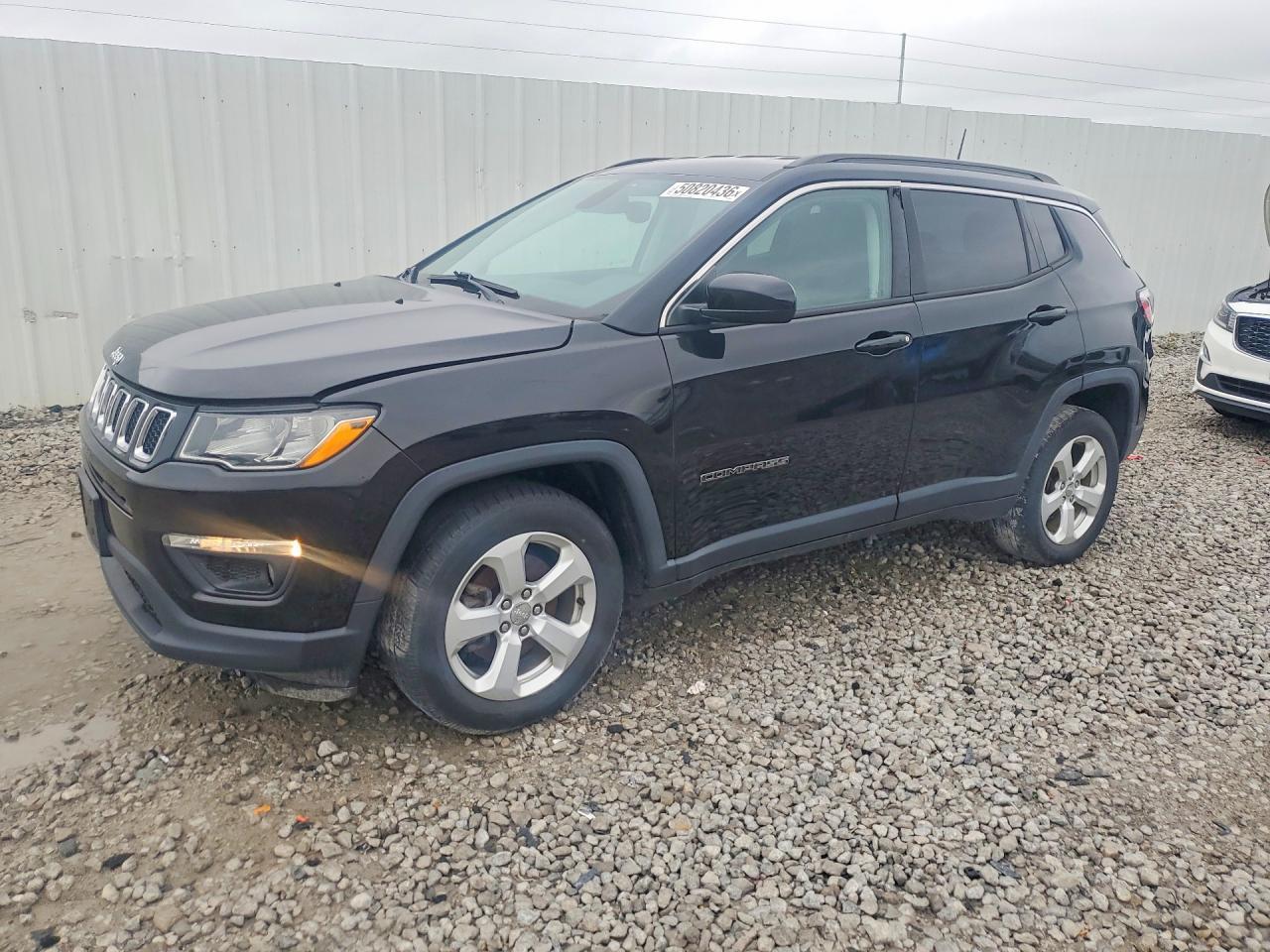 2017 Jeep Compass Latitude - zdjęcie główne