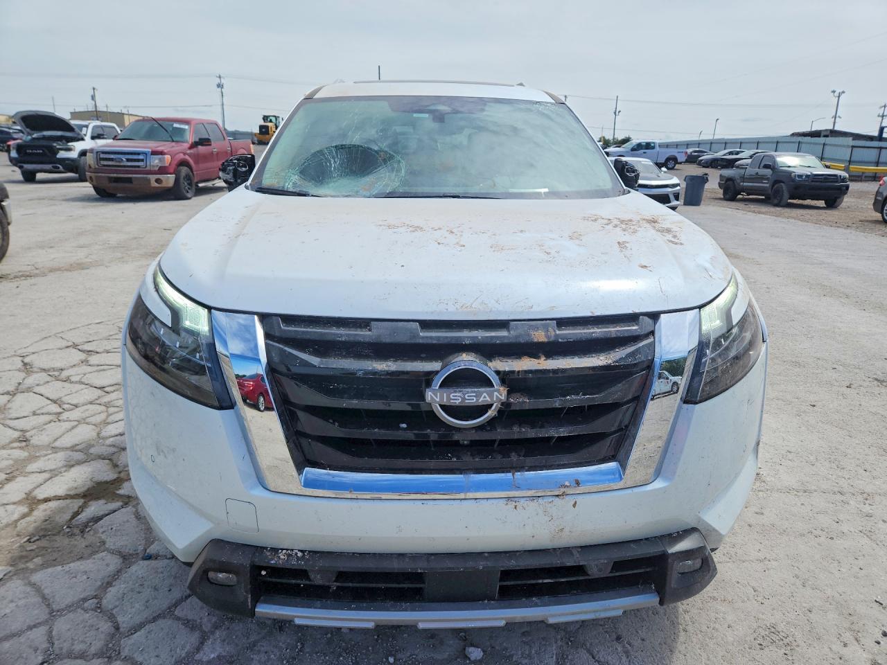2025 Nissan Pathfinder Platinum - zdjęcie 5