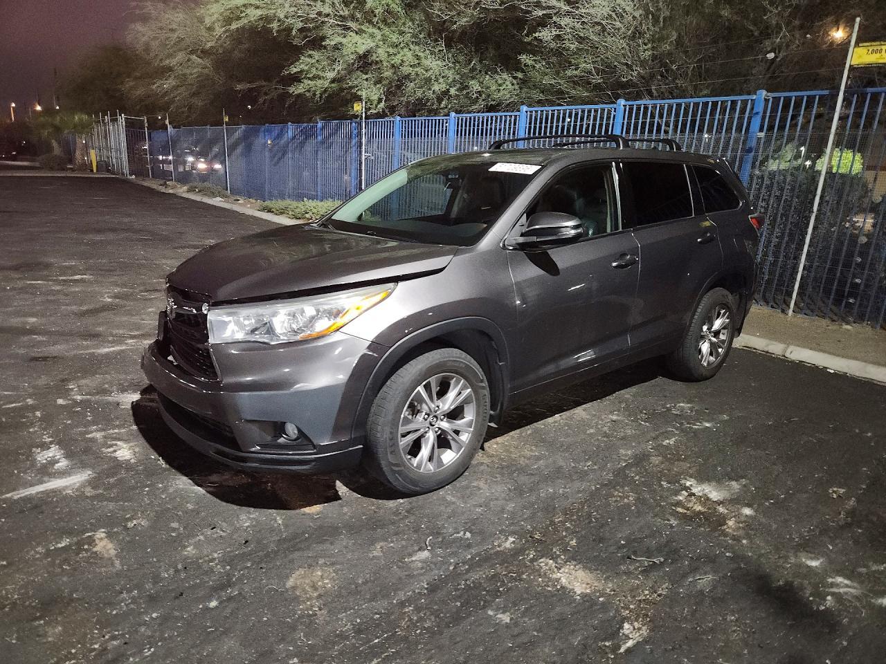 2016 Toyota Highlander Le Plus - zdjęcie główne