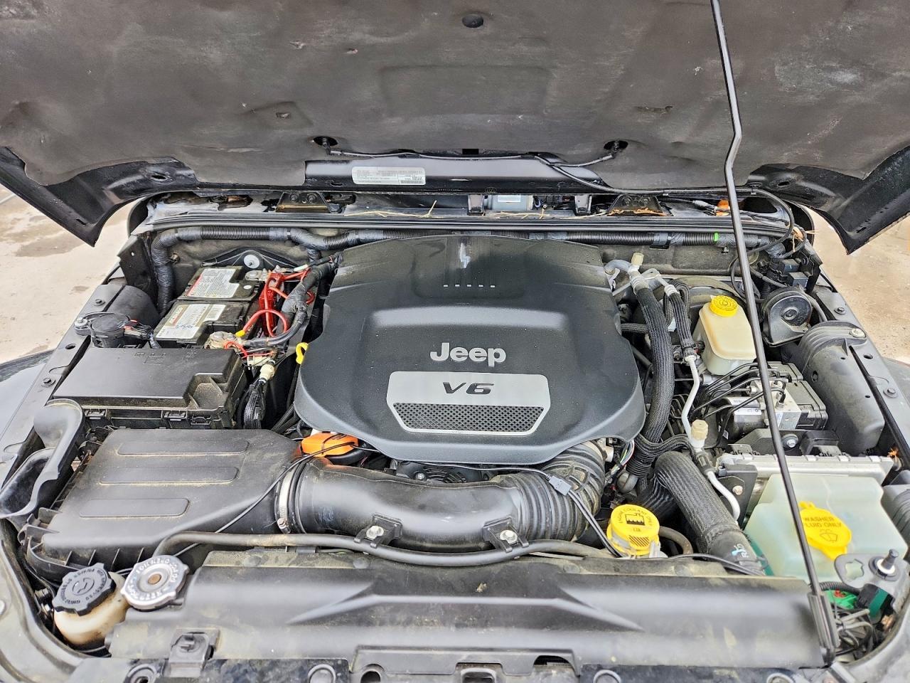 2016 Jeep Wrangler Unlimited Sahara - zdjęcie 11