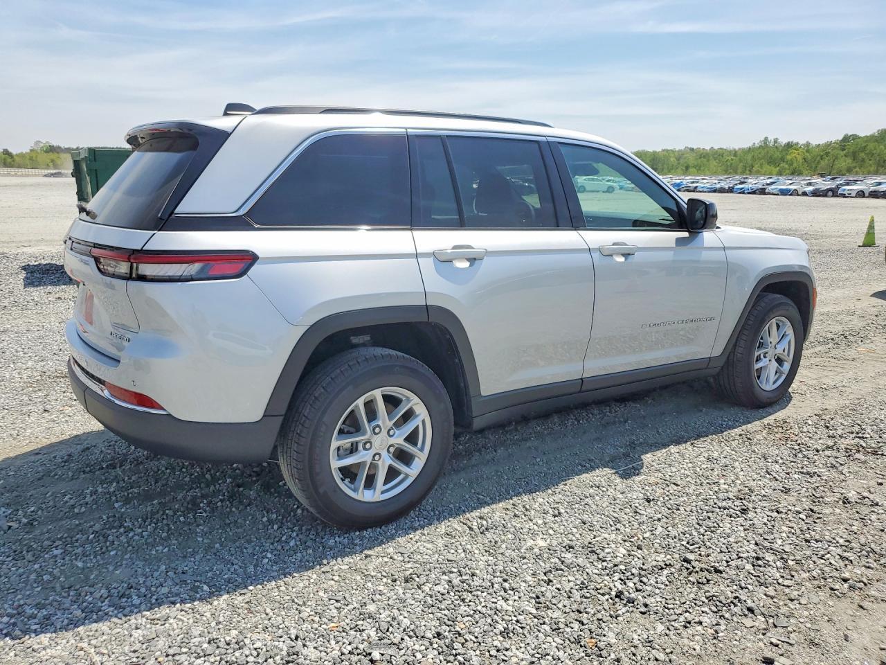2025 Jeep Grand Cherokee Laredo - zdjęcie 3