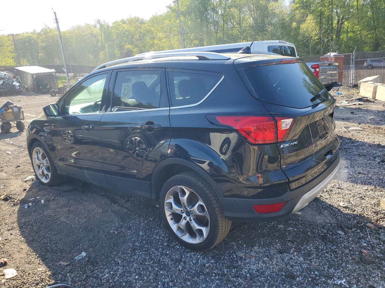 2019 Ford Escape Titanium - zdjęcie 2
