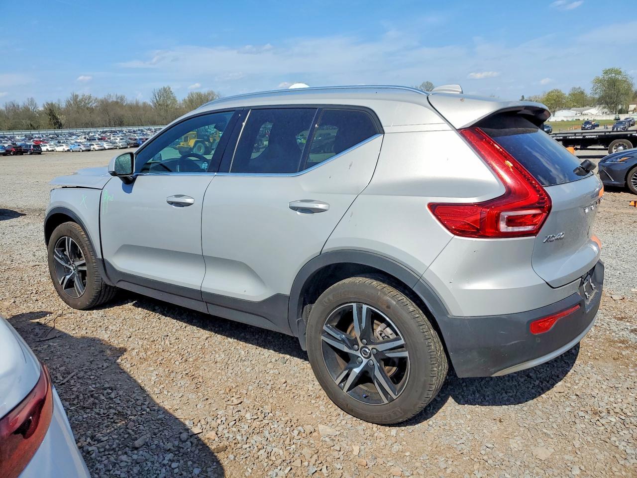 2025 Volvo Xc40 Core - zdjęcie 2