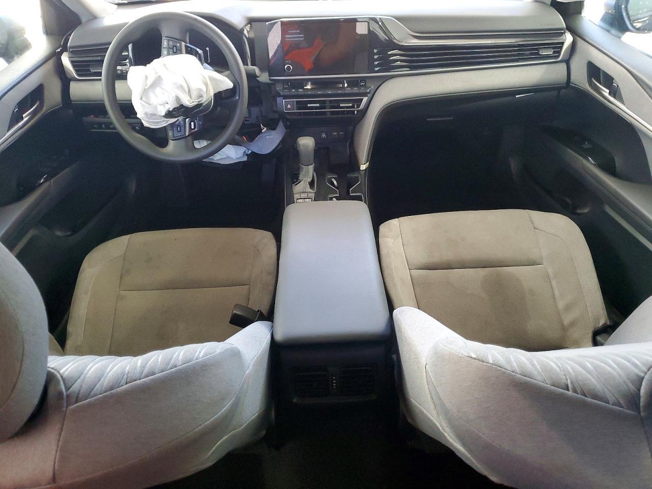 2025 Toyota Camry Le - zdjęcie 8