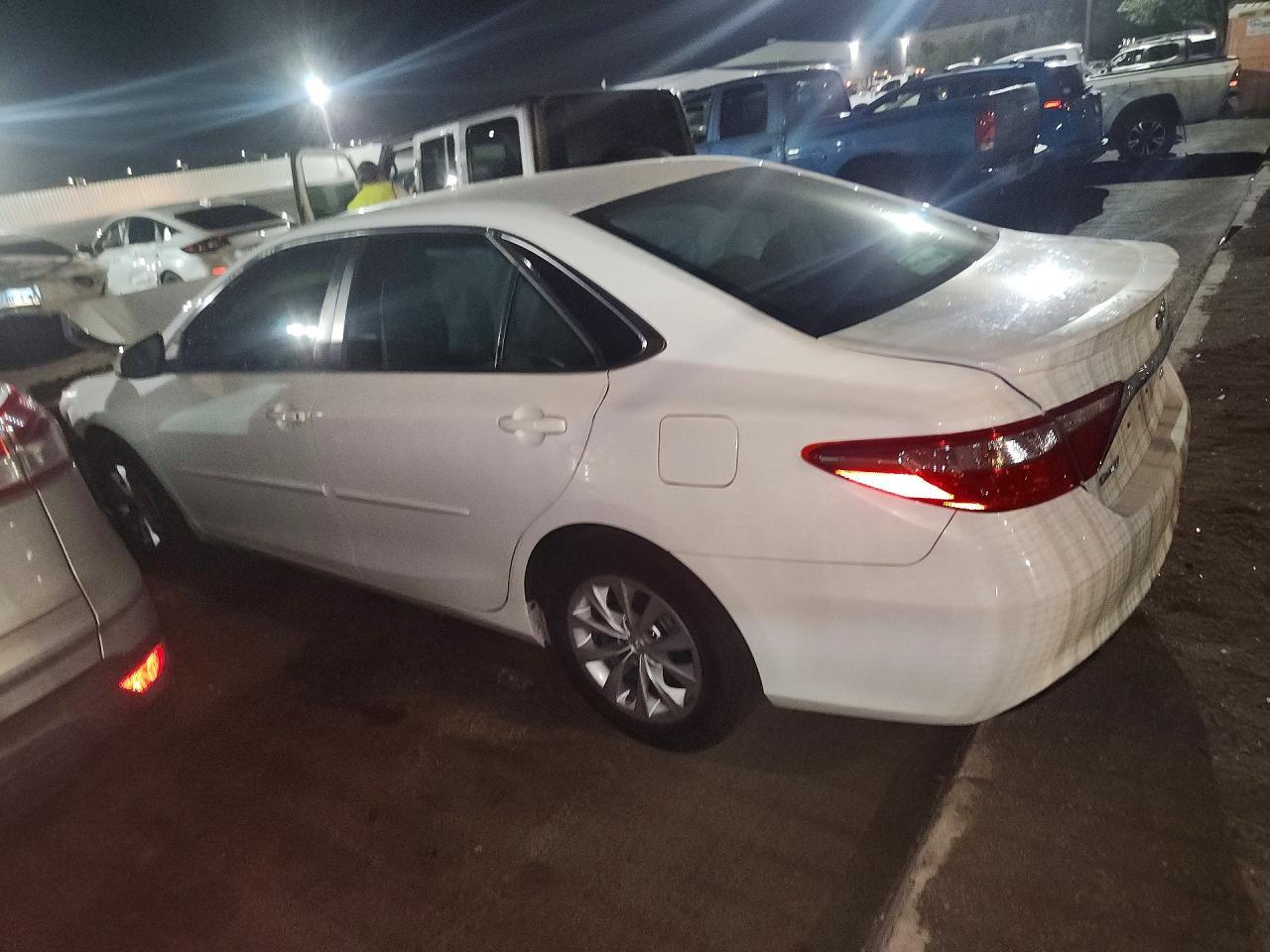 2016 Toyota Camry Le - zdjęcie 2