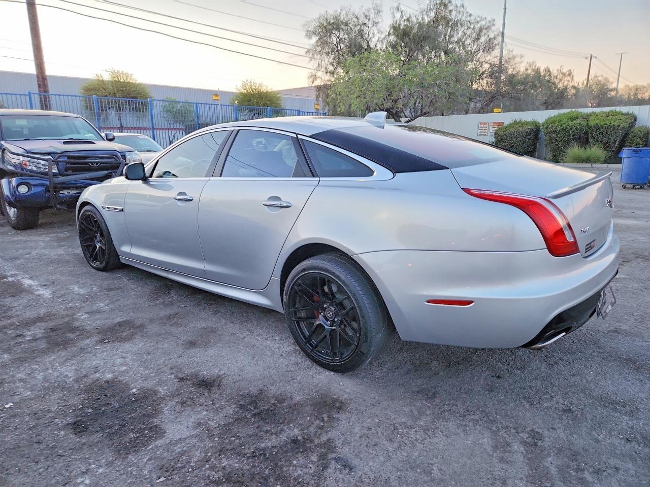 2016 Jaguar Xj - zdjęcie 2