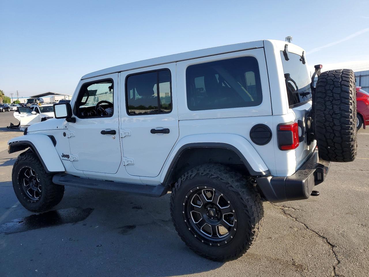 2023 Jeep Wrangler Sahara - zdjęcie 2