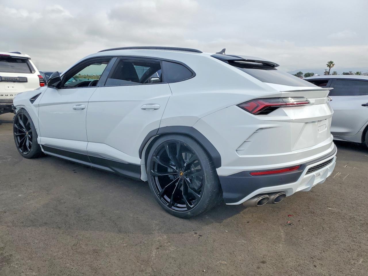 2021 Lamborghini Urus - zdjęcie 2