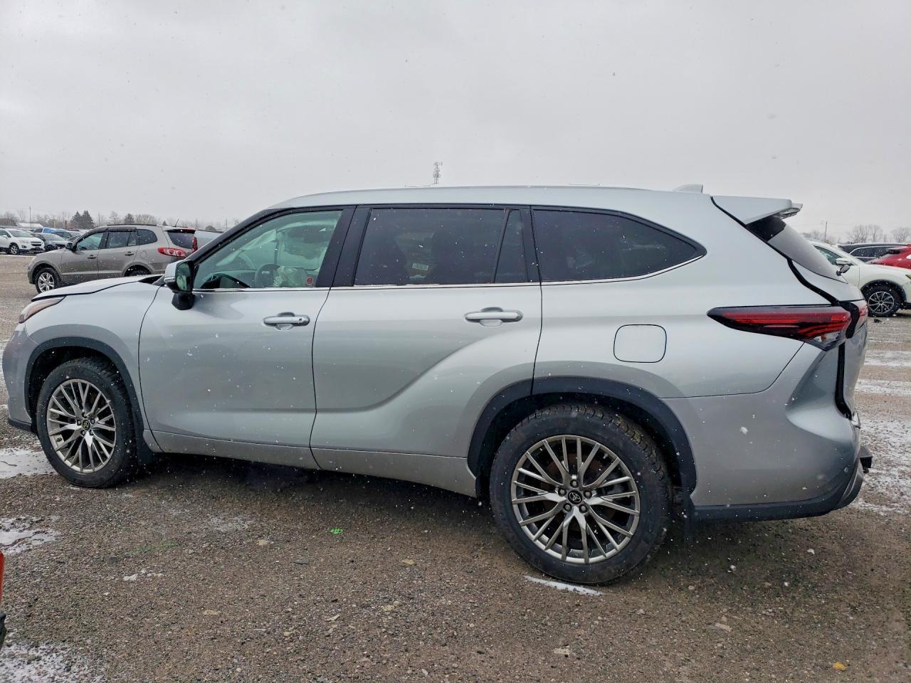 2024 Toyota Highlander Le - zdjęcie 2