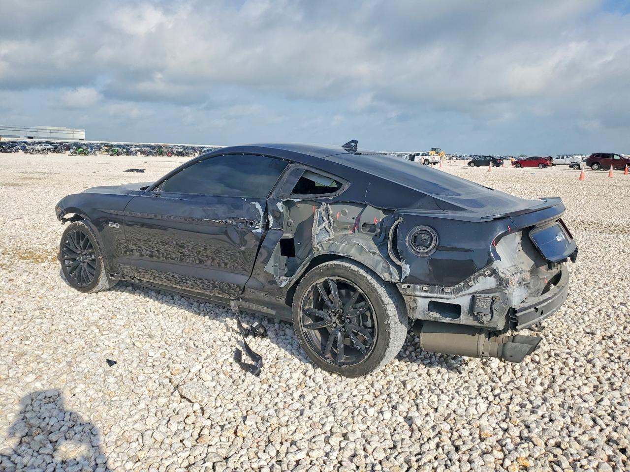 2023 Ford Mustang Gt - zdjęcie 2