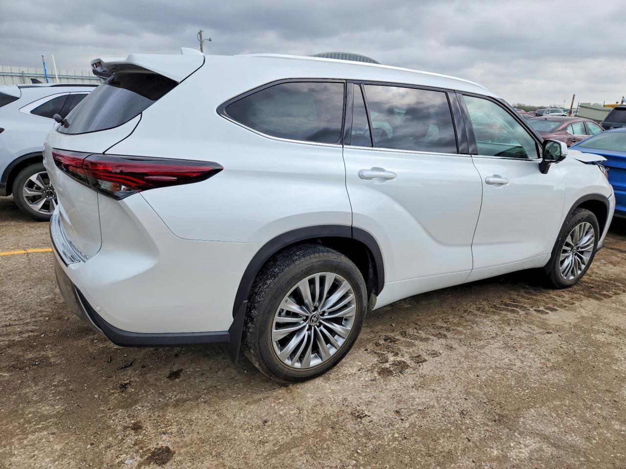 2025 Toyota Highlander Platinum - zdjęcie 3