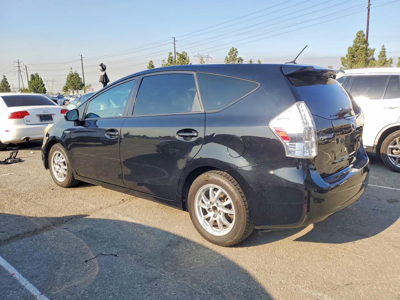 2014 Toyota Prius V Three - zdjęcie 2