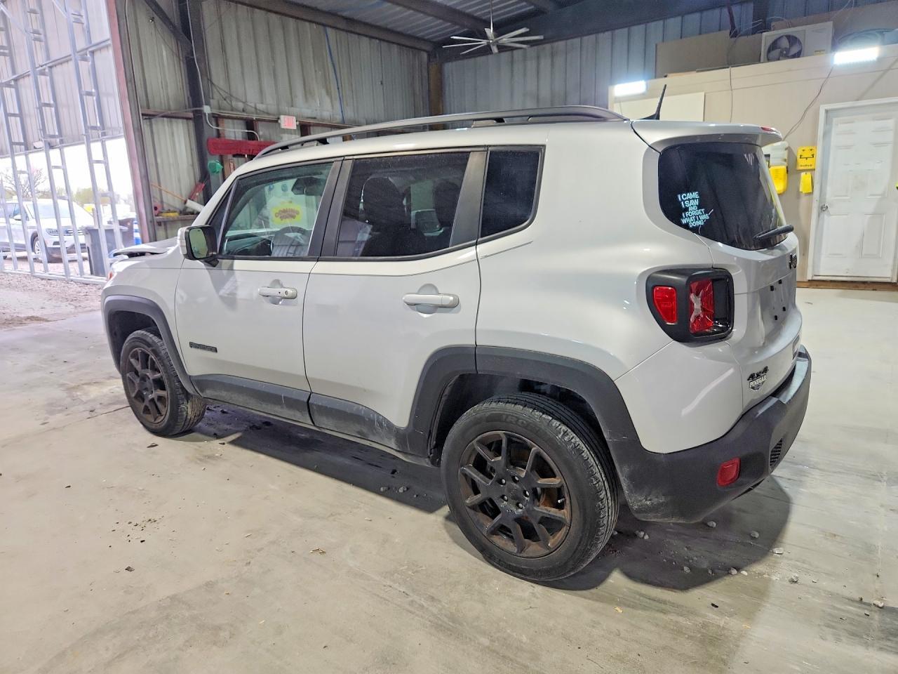 2020 Jeep Renegade Latitude - zdjęcie 2
