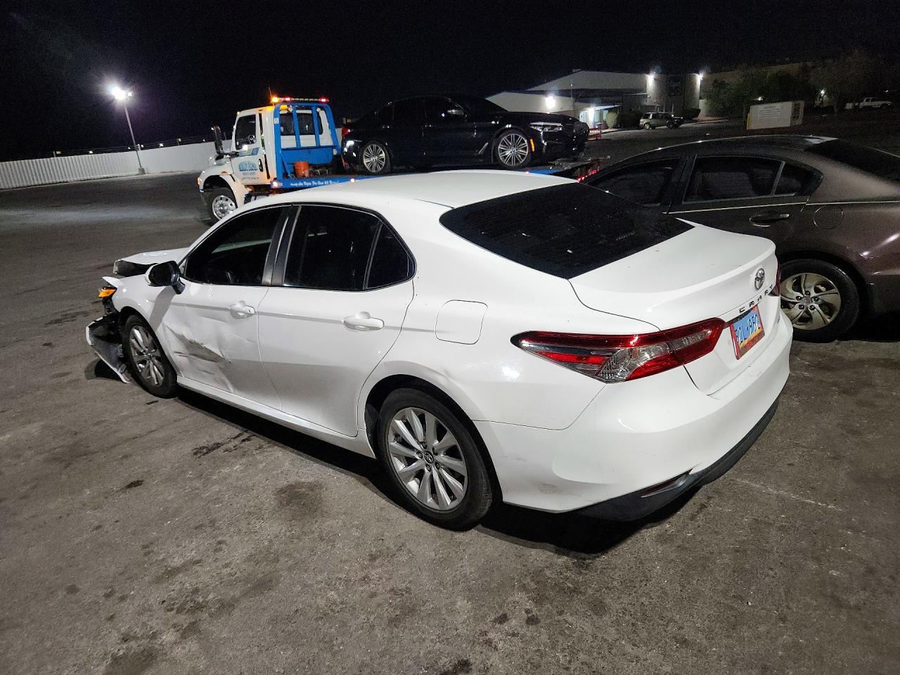 2018 Toyota Camry Le - zdjęcie 2