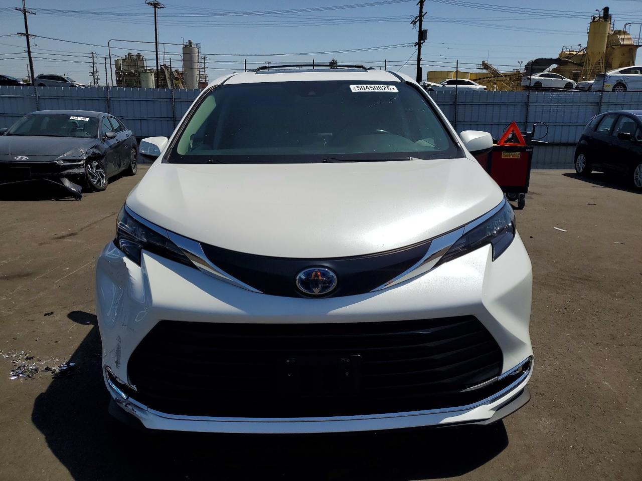 2024 Toyota Sienna Xle - zdjęcie 5