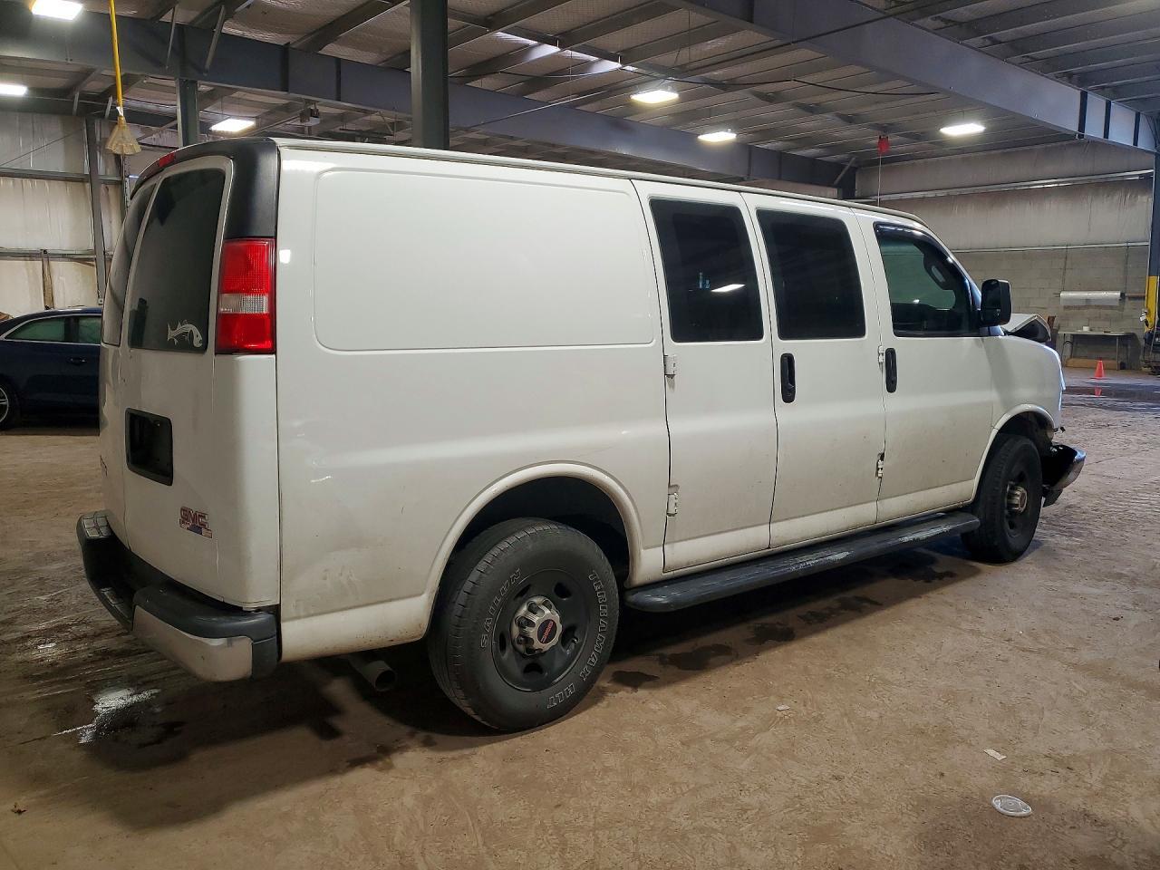 2017 GMC Savana G2500 - zdjęcie 3