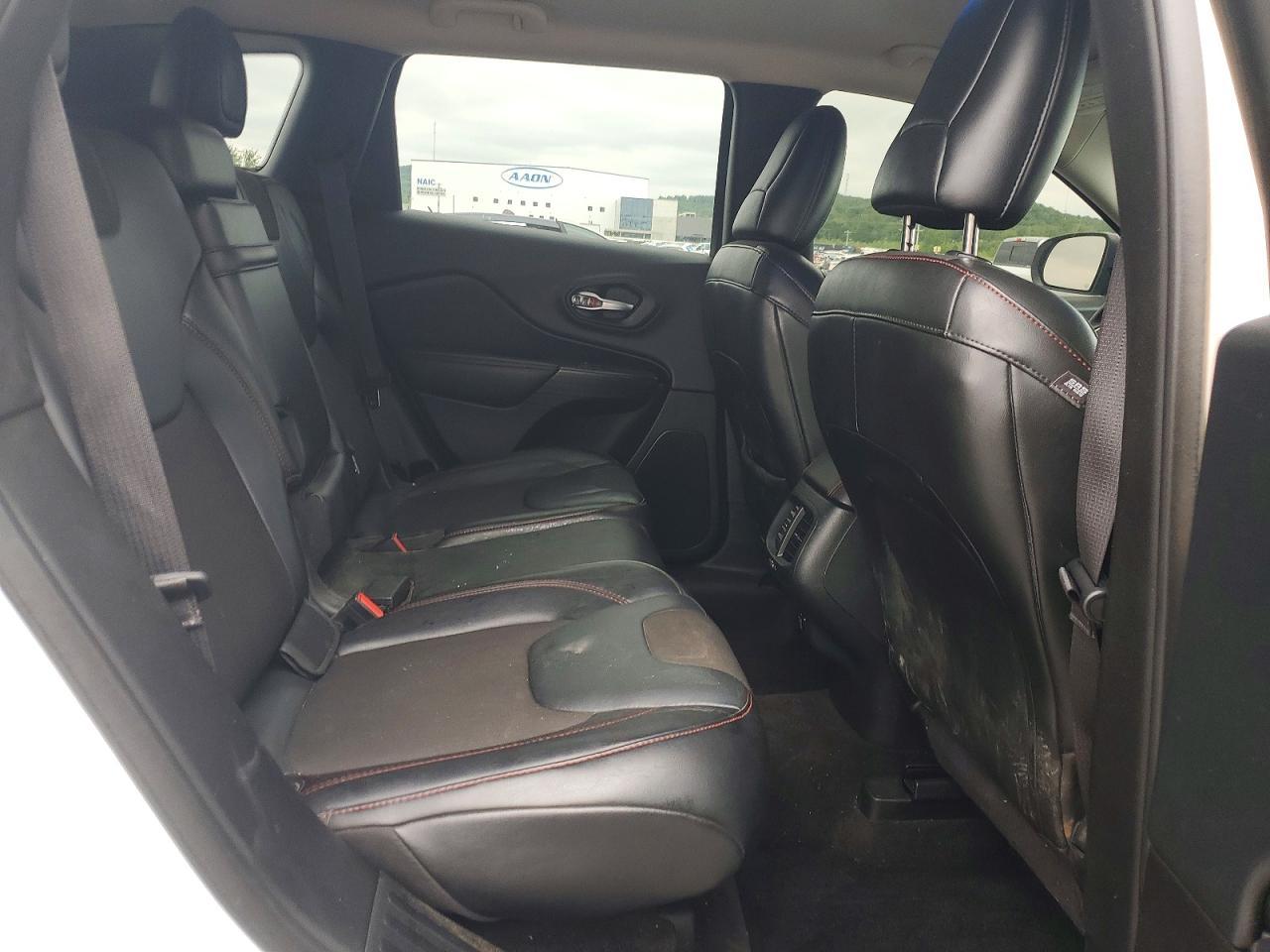 2015 Jeep Cherokee Trailhawk - zdjęcie 10