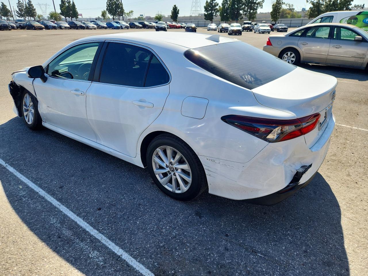 2024 Toyota Camry Le - zdjęcie 2