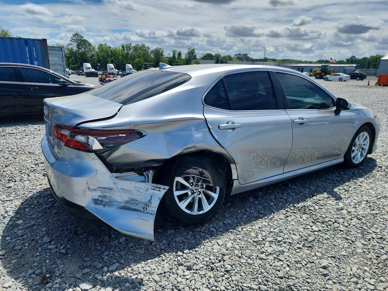 2023 Toyota Camry Le - zdjęcie 3