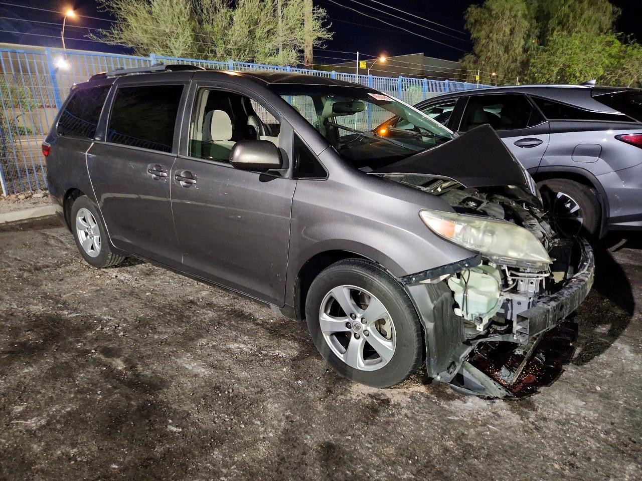 2015 Toyota Sienna Le 8-Passenger - zdjęcie 4