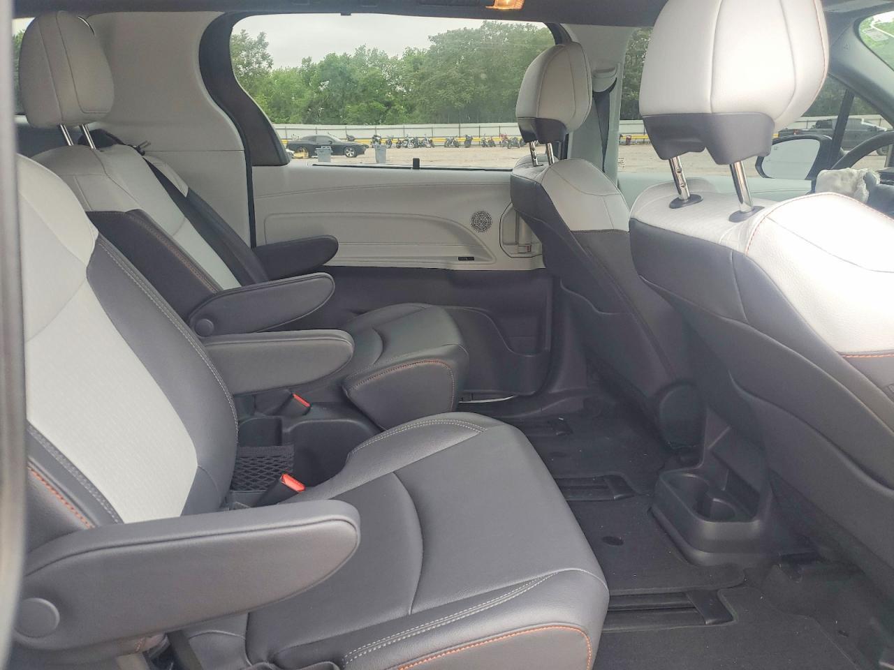 2024 Toyota Sienna Xse - zdjęcie 11