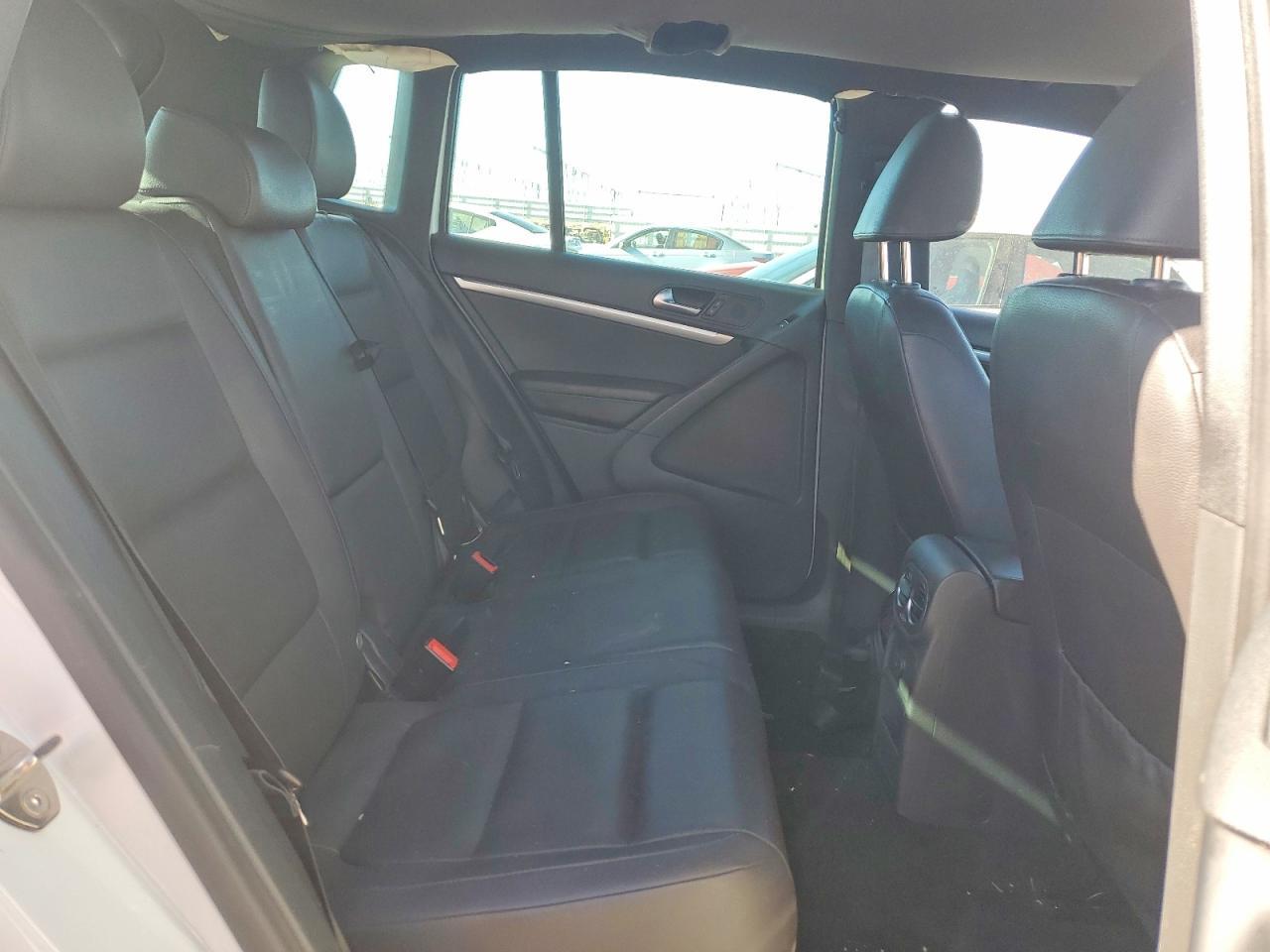 2016 Volkswagen Tiguan S - zdjęcie 10