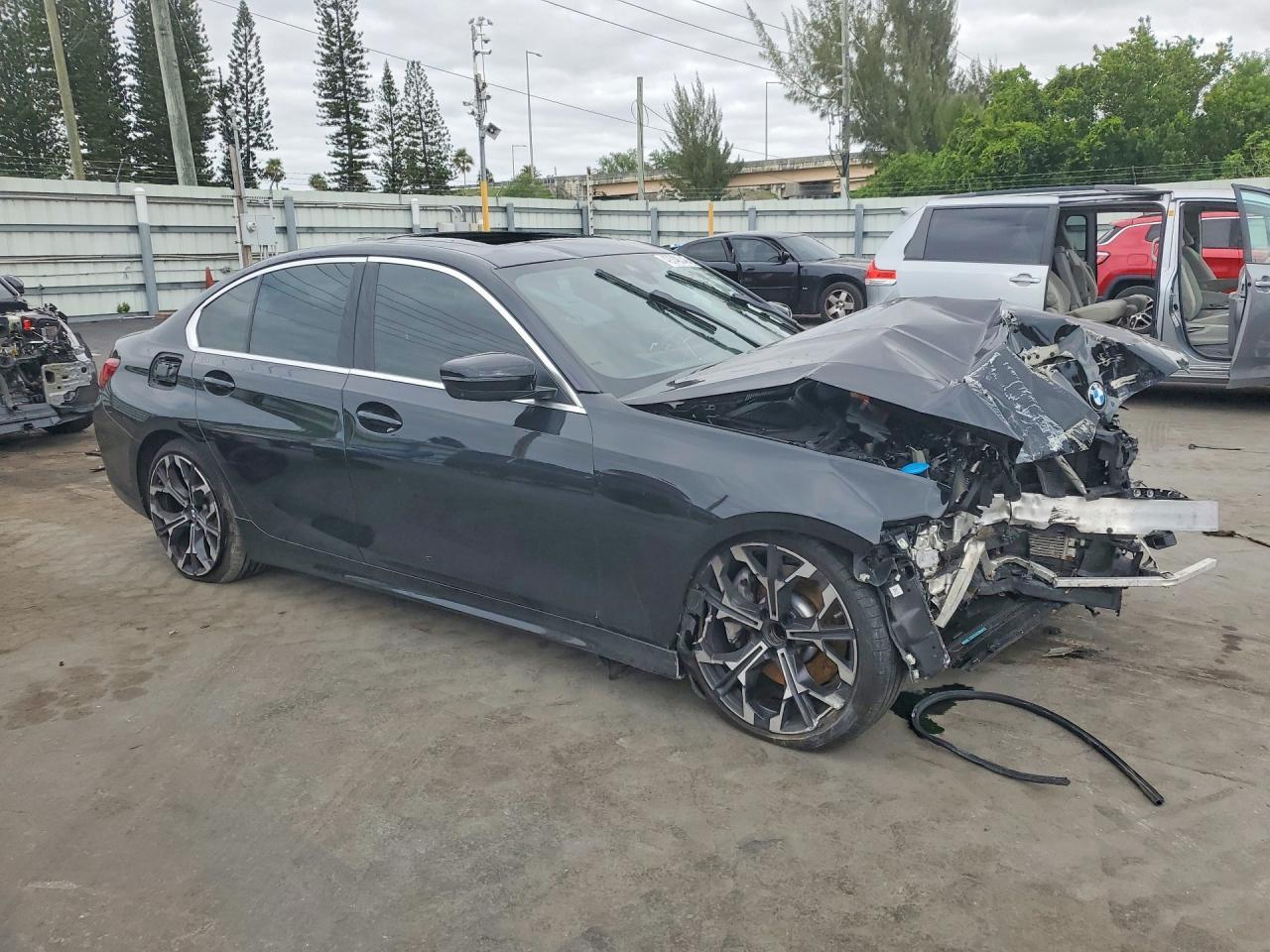 2025 BMW 330I - zdjęcie 4