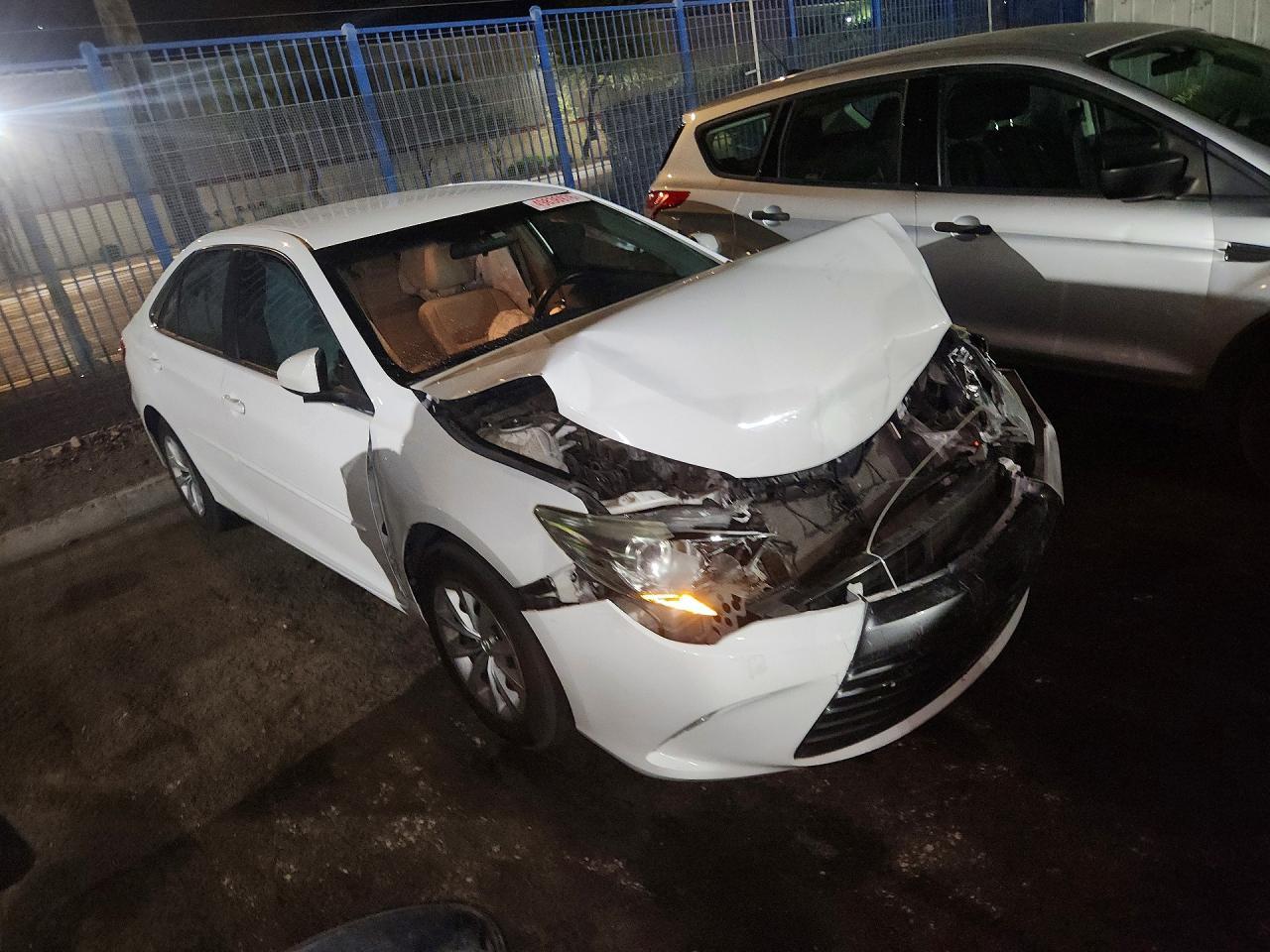 2016 Toyota Camry Le - zdjęcie 4