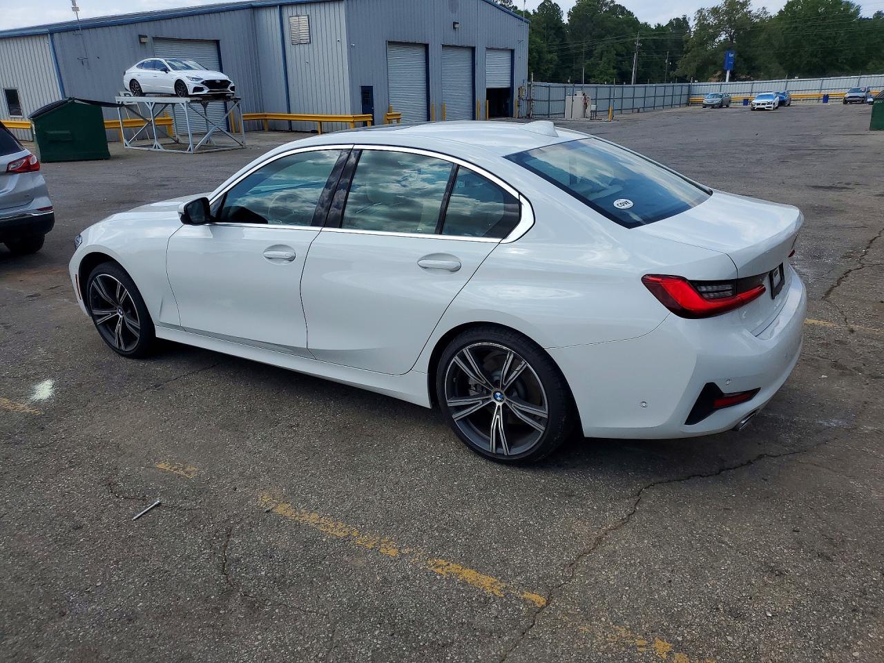 2021 BMW 330I - zdjęcie 2