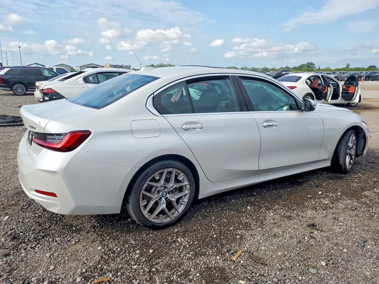 2025 BMW 330I - zdjęcie 3