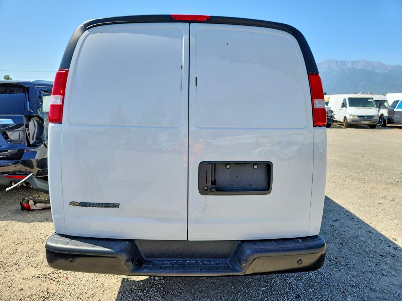 2024 Chevrolet Express G2500 - zdjęcie 6