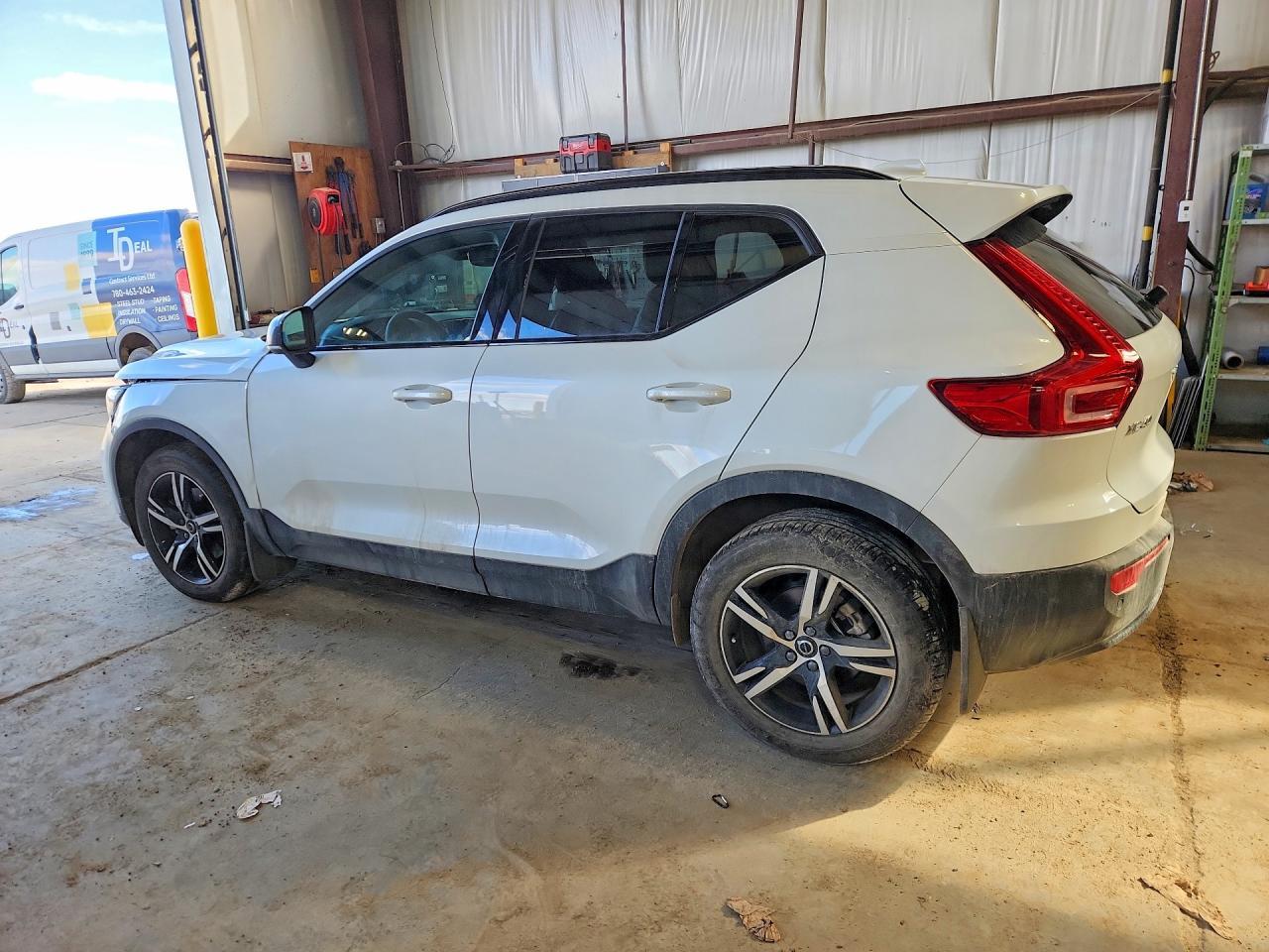 2023 Volvo Xc40 Plus - zdjęcie 2