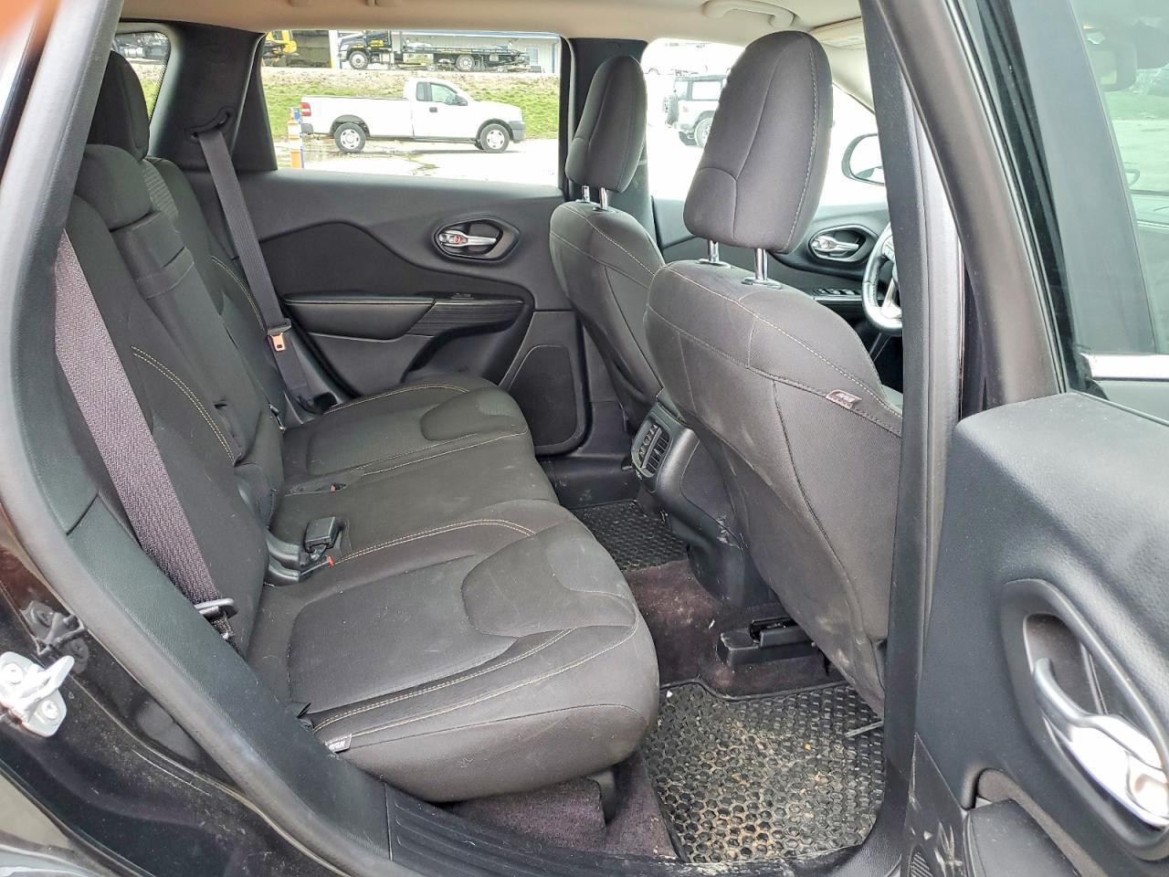 2016 Jeep Cherokee Latitude - zdjęcie 11