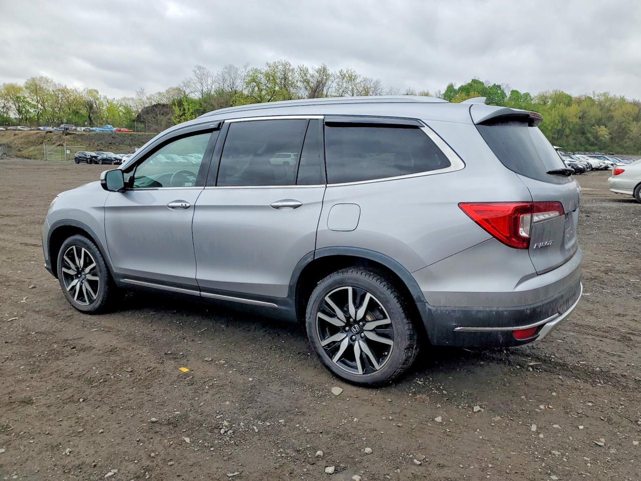 2022 Honda Pilot Touring - zdjęcie 2