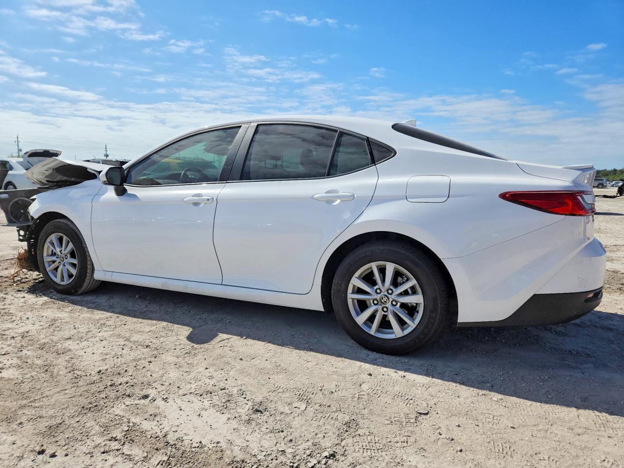 2025 Toyota Camry Le - zdjęcie 2