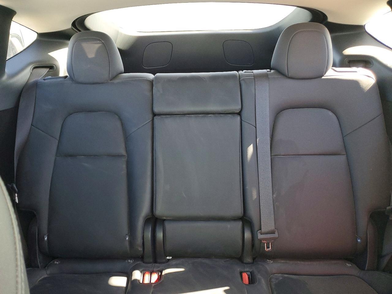 2025 Tesla Model Y - zdjęcie 10