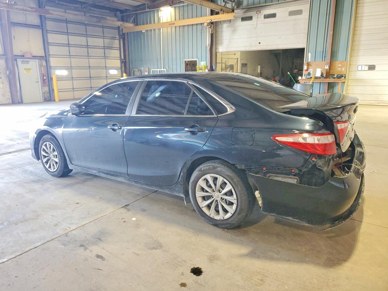 2015 Toyota Camry Le - zdjęcie 2