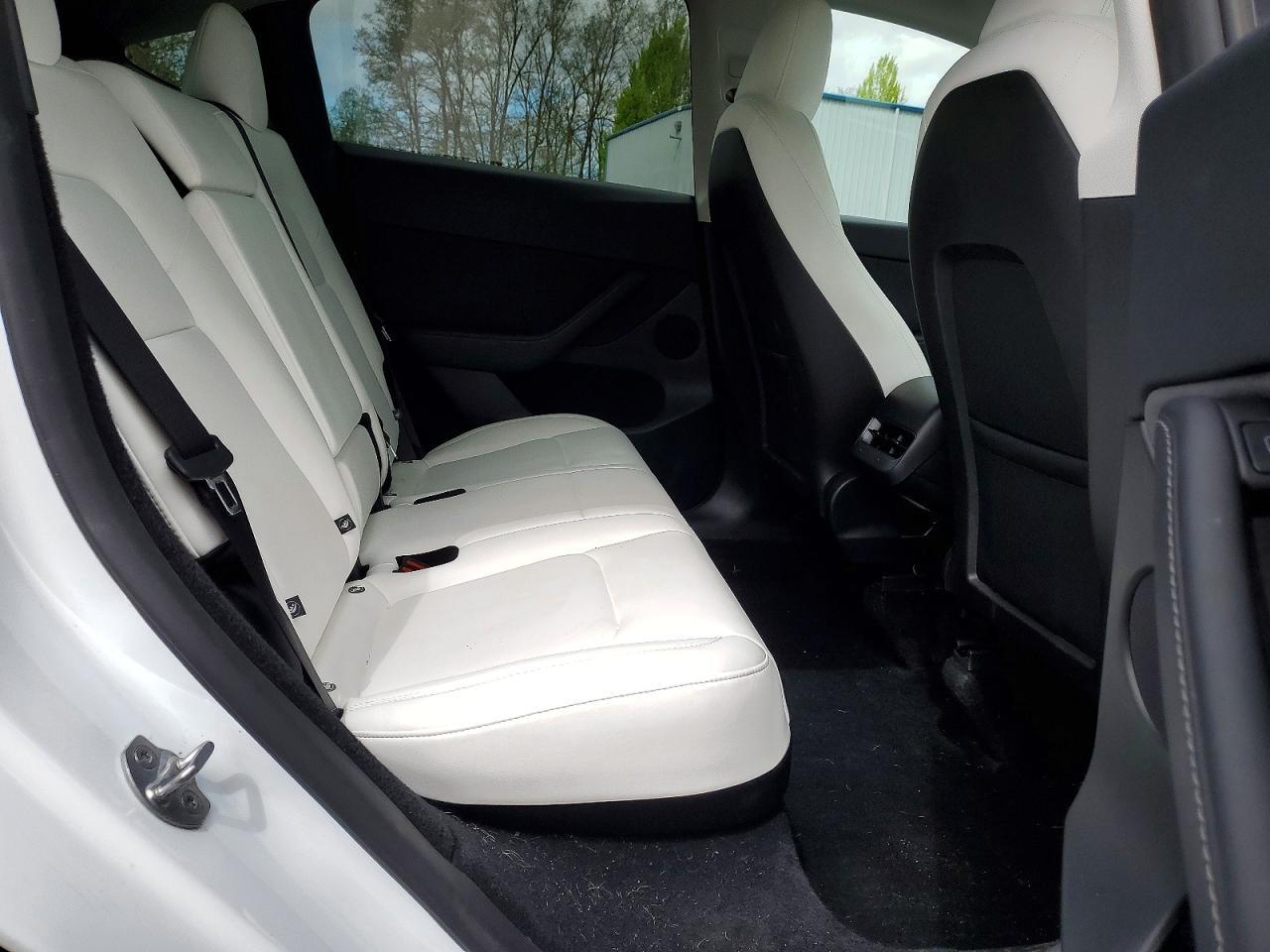 2025 Tesla Model Y - zdjęcie 10