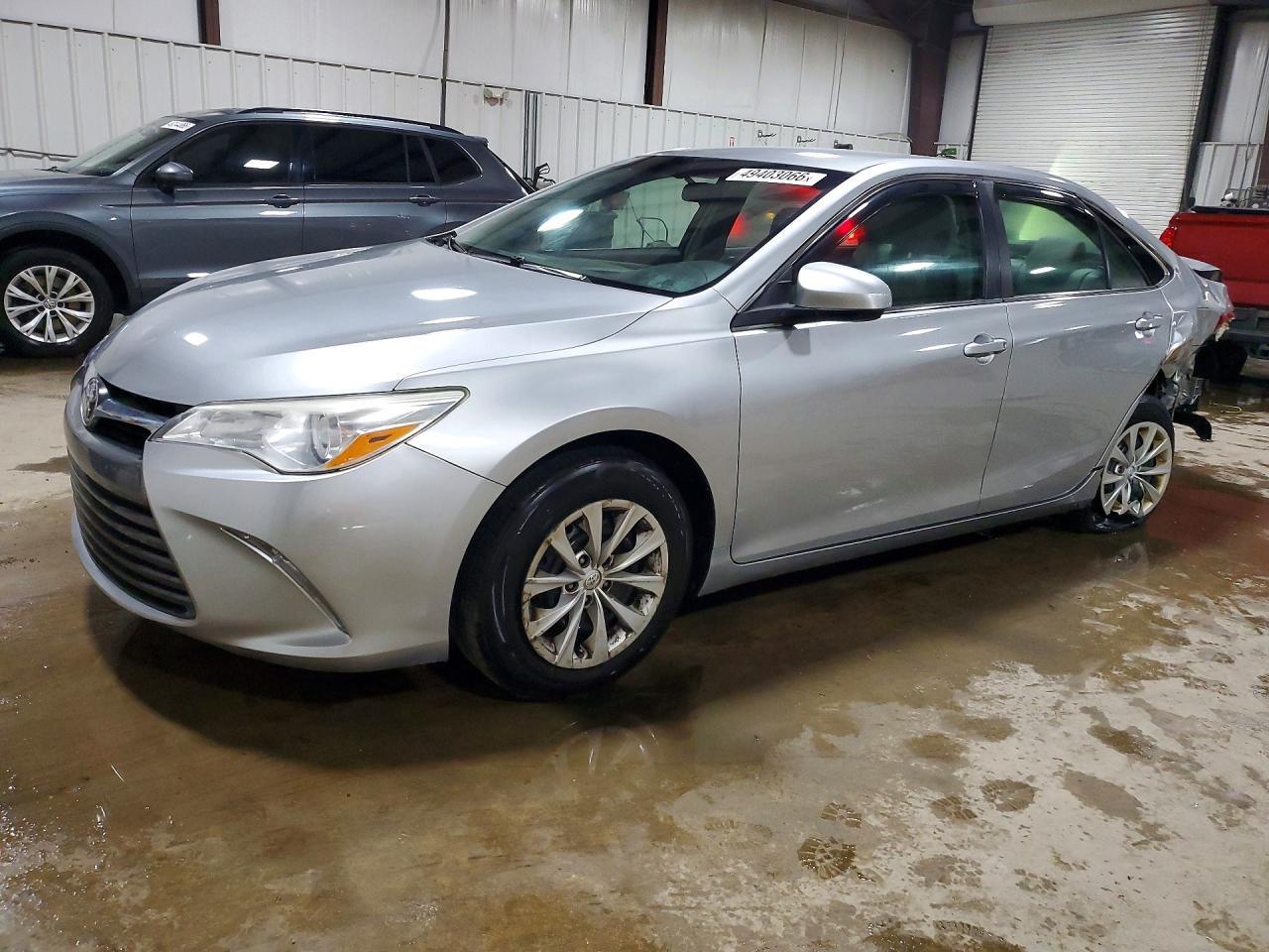 2017 Toyota Camry Le - zdjęcie główne
