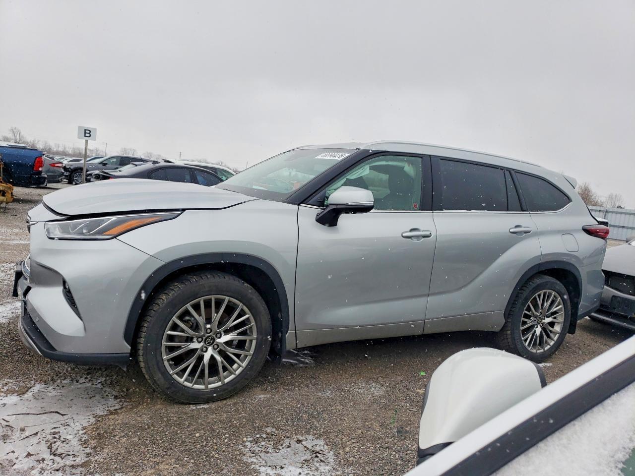 2024 Toyota Highlander Le - zdjęcie główne