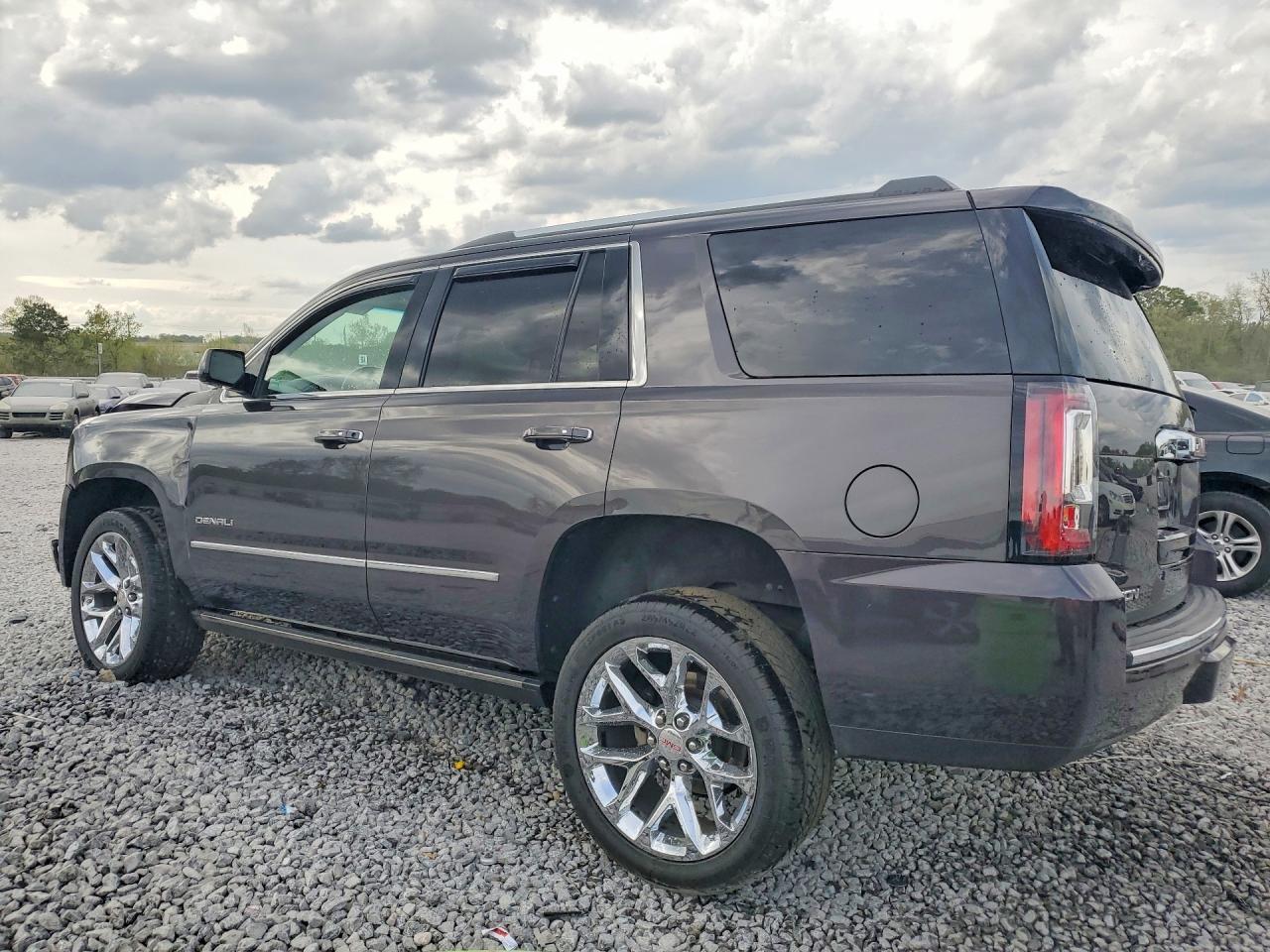 2015 GMC Yukon Denali - zdjęcie 2