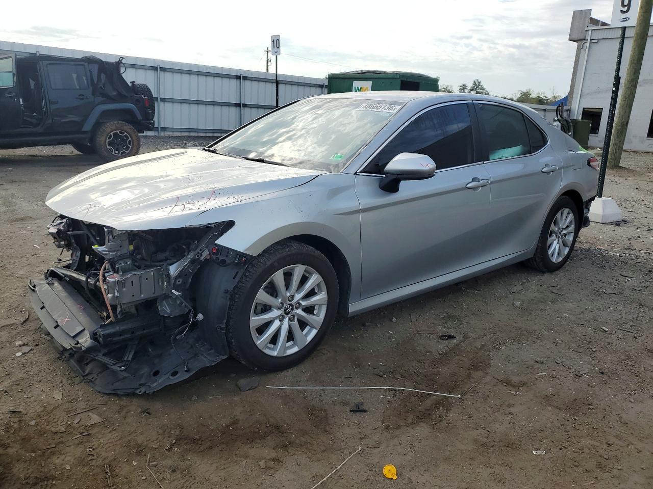 2019 Toyota Camry Le - zdjęcie główne