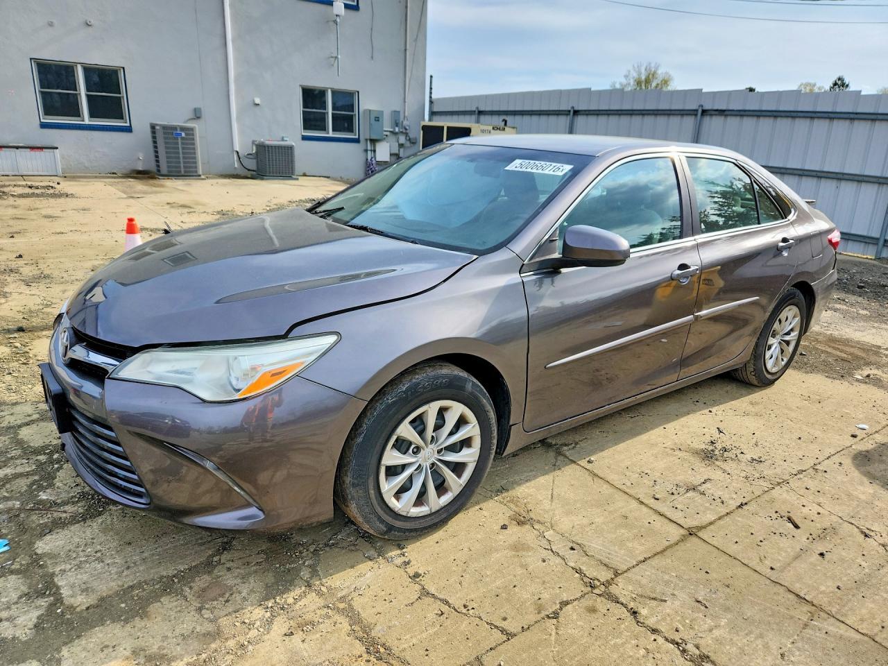 2016 Toyota Camry Le - zdjęcie główne